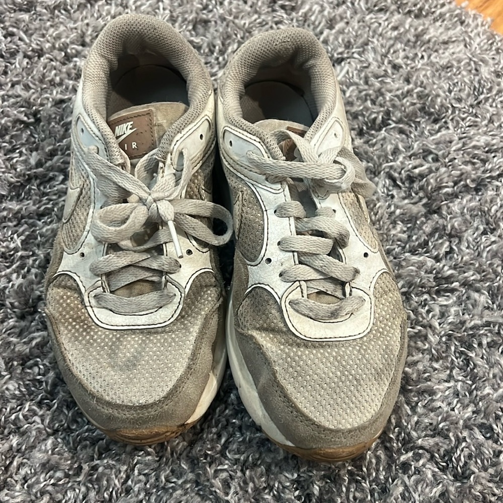 USED/ WELL WORN White nike air max 
women’s size 6